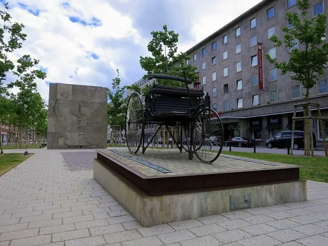 The Carl Benz monument in Mannheim (2015) – Karl Benz