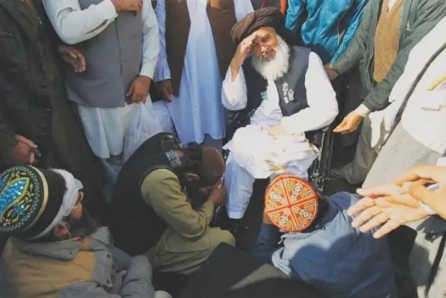A supporter prays at the feet of Rizvi – Khadim Hussain Rizvi