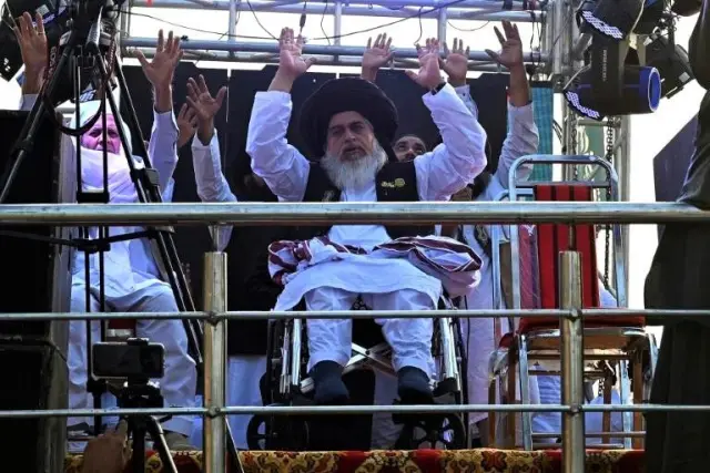 Massive crowds attend funeral for Pakistani firebrand cleric – Khadim Hussain Rizvi