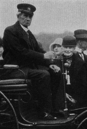 Patentmotorwagen mit Karl und Bertha BenzPatentmotorwagen mit Karl und Bertha BenzPatentmotorwagen mit Karl und Bertha BenzPatentmotorwagen mit Karl und Bertha Benz