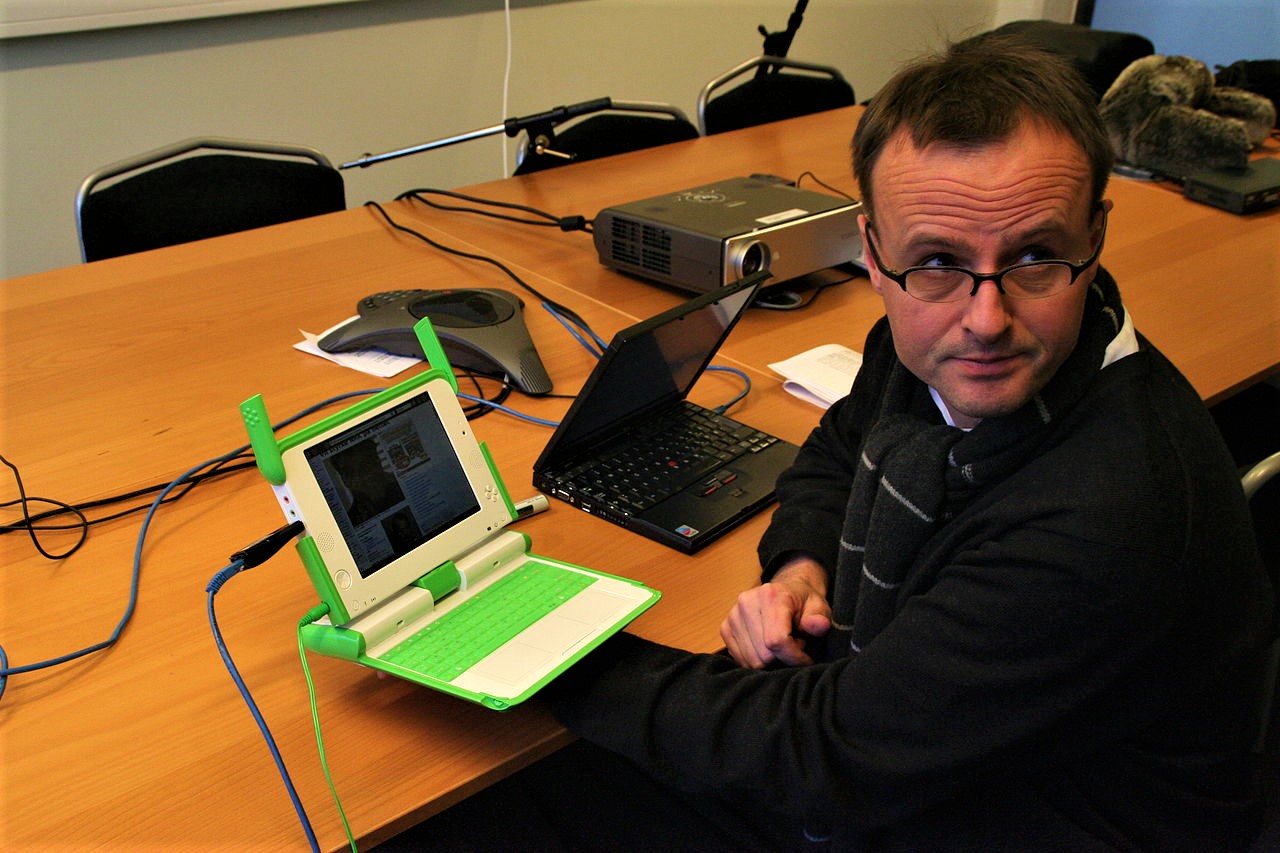 Håkon Wium Lie demonstrates the twisting screen