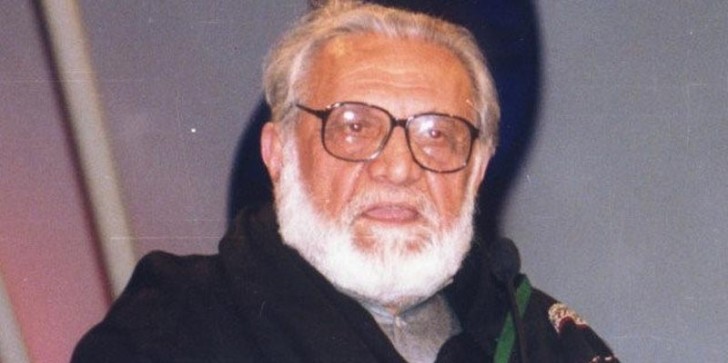 Ashfaq Ahmed while he was recording a program of Zavia