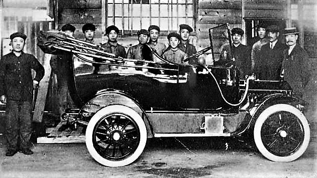 Kaishinsha's employees standing around DAT Car completed in 1914